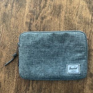 Herschel padded Anchor zip pouch